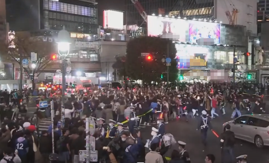 日本球迷在涩谷集体过马路庆祝胜利（日媒直播截图）