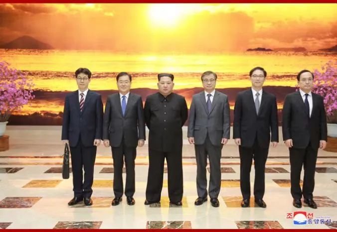 2018年3月5日，金正恩在平壤会见文在寅特使代表团成员。右三为徐薰。（图/朝中社）