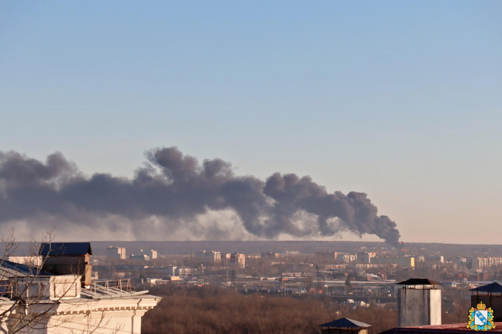 ↑12月6日，俄罗斯库尔斯克机场地区升起了浓烟 图据视觉中国