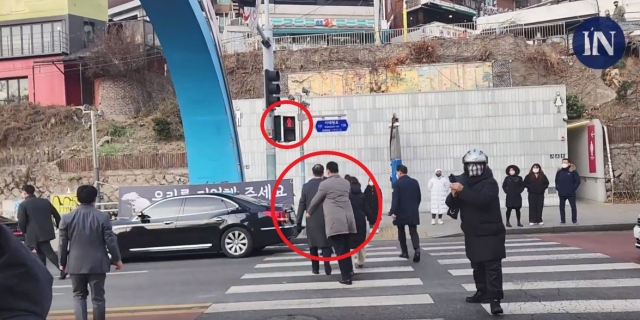 韩国总理众目睽睽下闯红灯横穿马路，争议来了