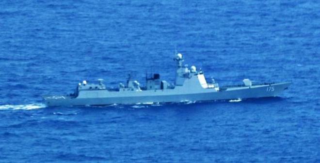与此同时，隶属南部战区海军的175银川舰（052D型）也在12月下旬出现在南太平洋法属波利尼西亚专属经济区海域，图片由法国海军“隼鸟-200”型海上巡逻机拍摄