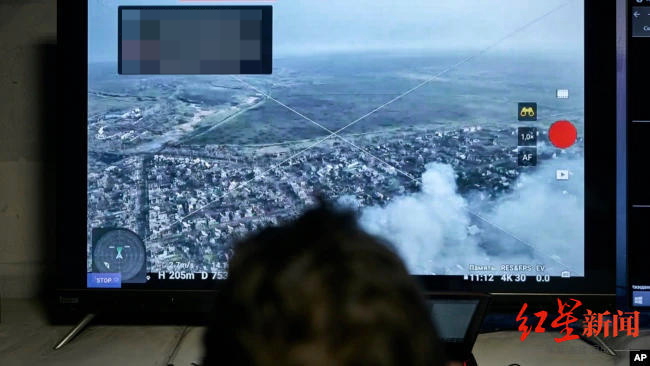↑一名乌克兰士兵正在观看无人机传回的画面