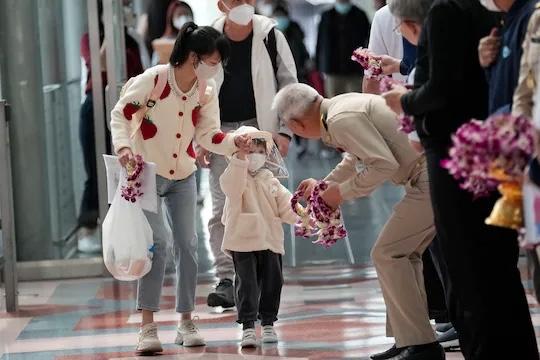 ↑泰国官员为游客送上花环