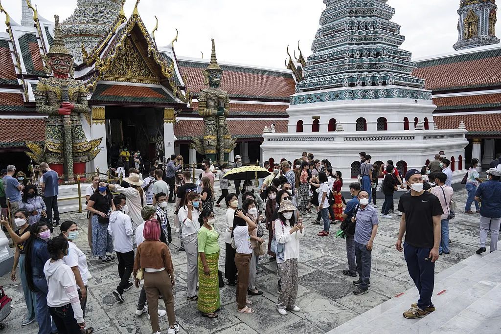 地时间2023年1月8日，泰国曼谷，游客在大皇宫内参观玉佛寺。在中国放宽旅游限制后，泰国将欢迎中国游客入境，不实施特殊新冠健康限制，此举旨在提振该国经济，恢复旅游业。 图/视觉中国