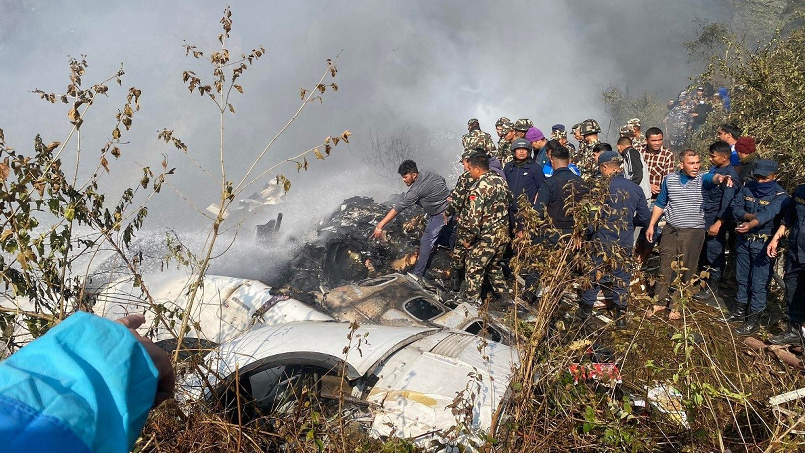 30年内发生28起空难，尼泊尔坠机现场官员：飞机已经碎了