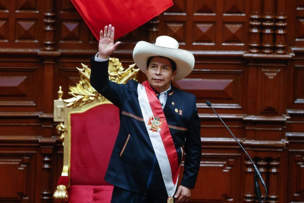 2021年7月28日，在秘鲁首都利马，卡斯蒂略在国会宣誓就职秘鲁总统。图片来源：新华社