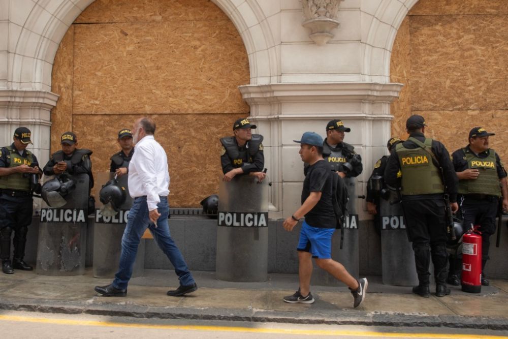 2022年12月14日，警察在秘鲁首都利马市中心执勤。图片来源：新华社