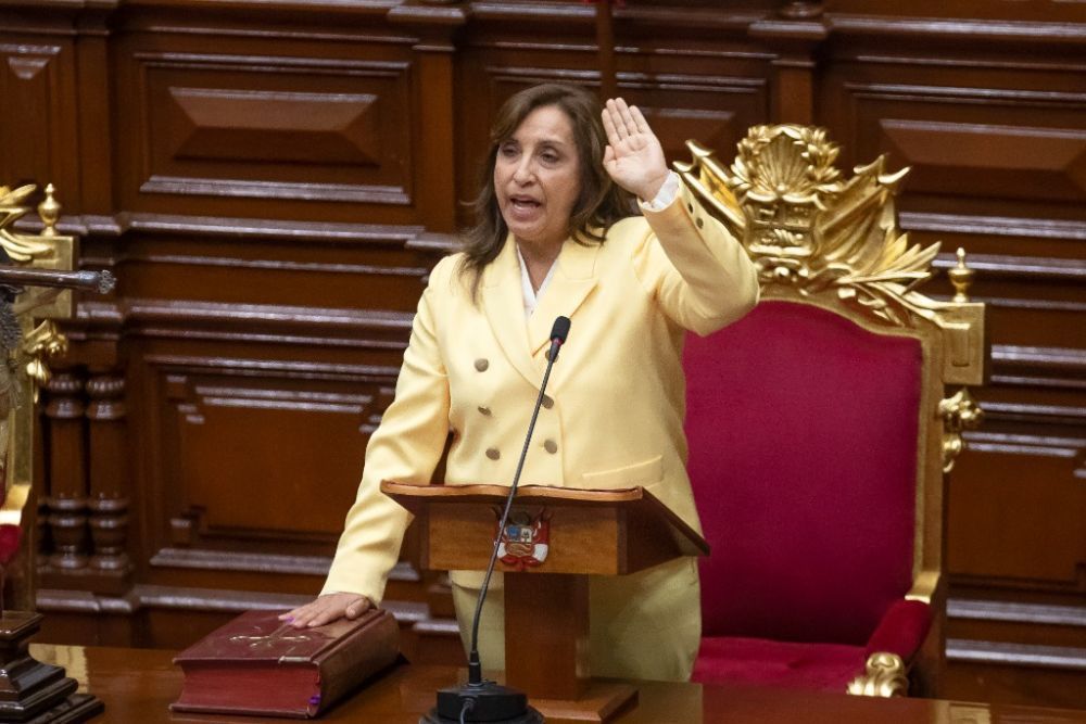 2022年12月7日，在秘鲁利马，迪娜·博卢阿特在国会宣誓就任总统。图片来源：新华社