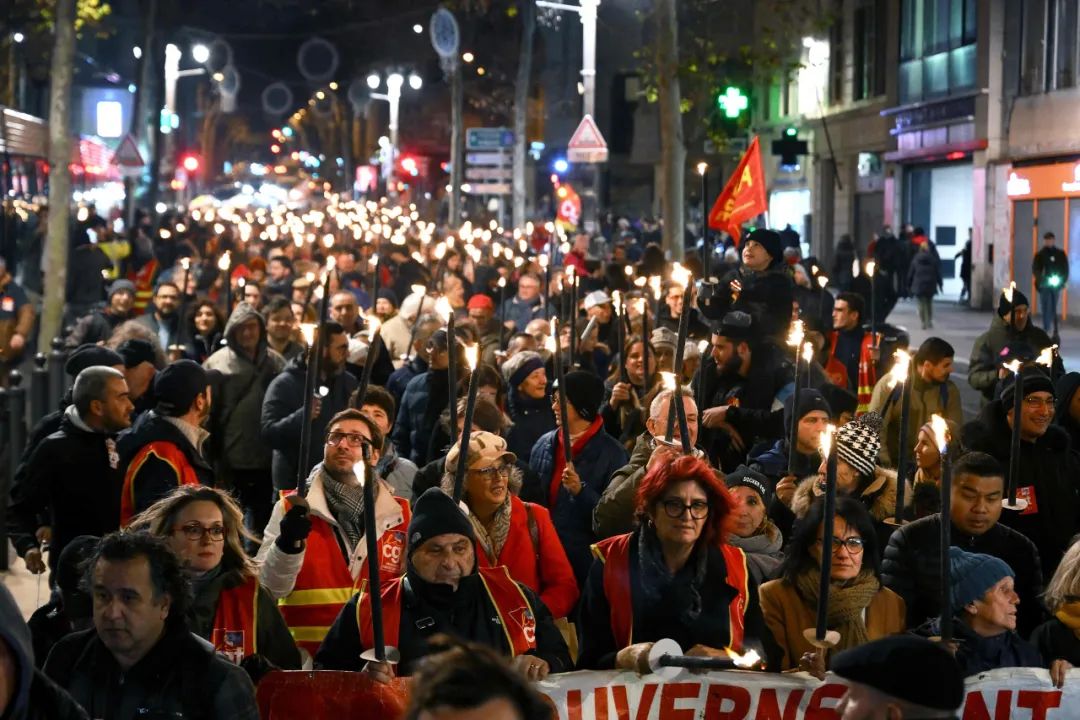  当地时间2023年1月17日，法国马赛，抗议者参加由法国总工会（CGT）号召的火炬游行，反对法国政府的养老金改革计划 图片来源：视觉中国