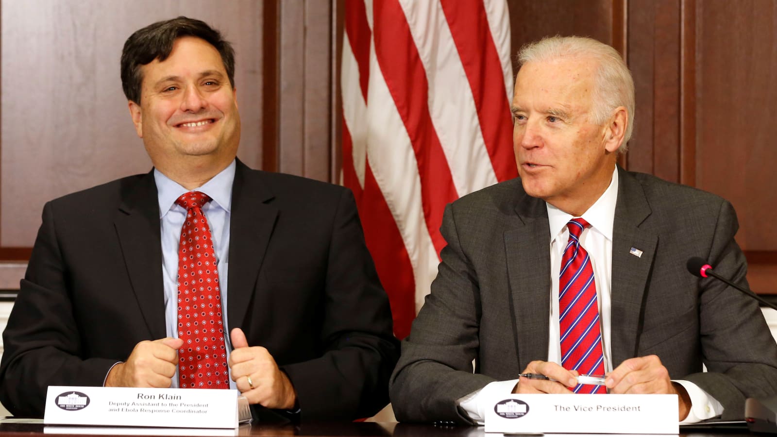2014年11月，克莱因（左）与当时还是副总统的拜登