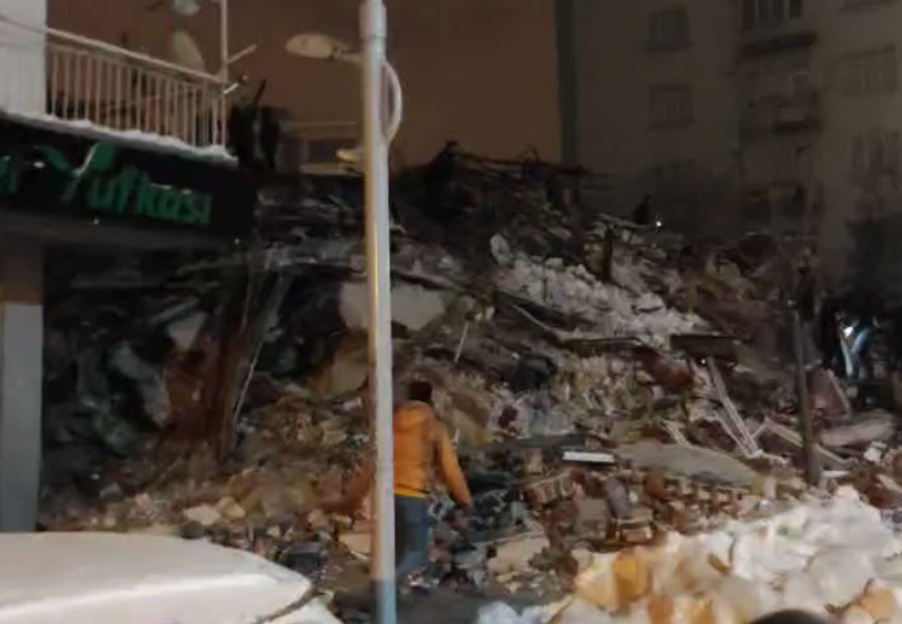 土耳其地震灾后现场曝光：建筑被夷为平地 多国有震感