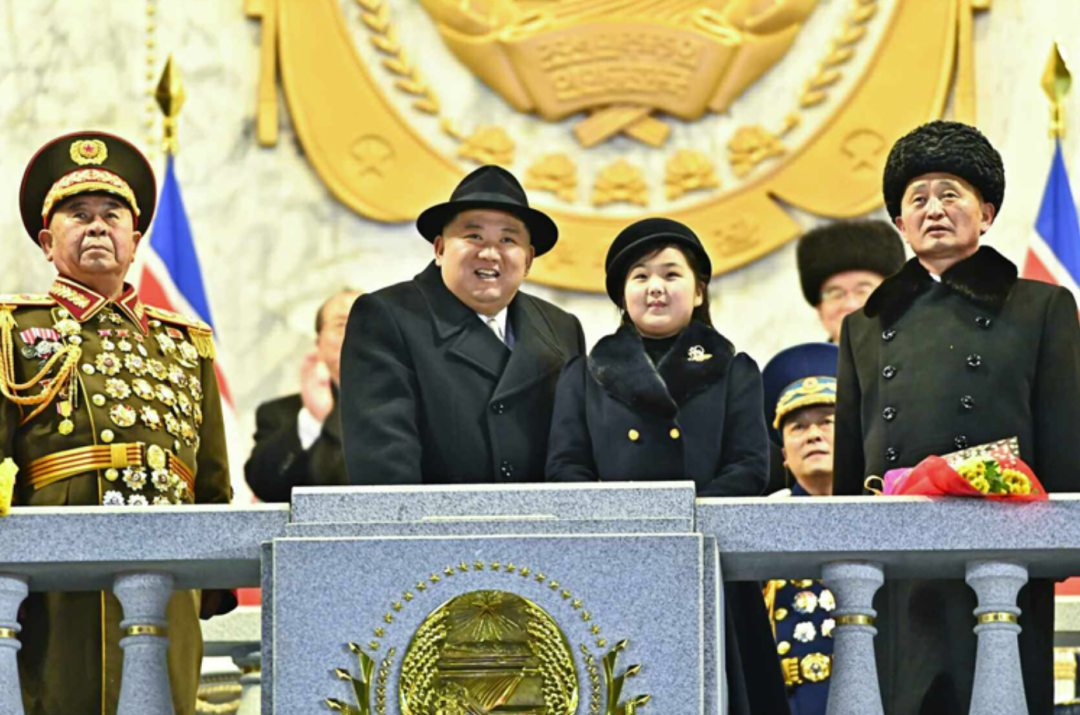金正恩及其女儿在阅兵式主席台上，前排左为劳动党中央军事委员会副委员长李炳哲，右为总理金德训。图/劳动新闻