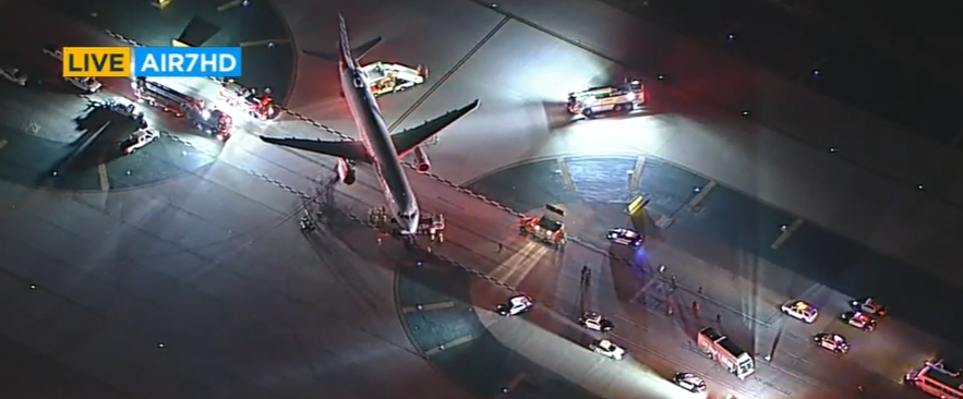 美媒：洛杉矶国际机场一飞机与大巴相撞，目前4人已被送医