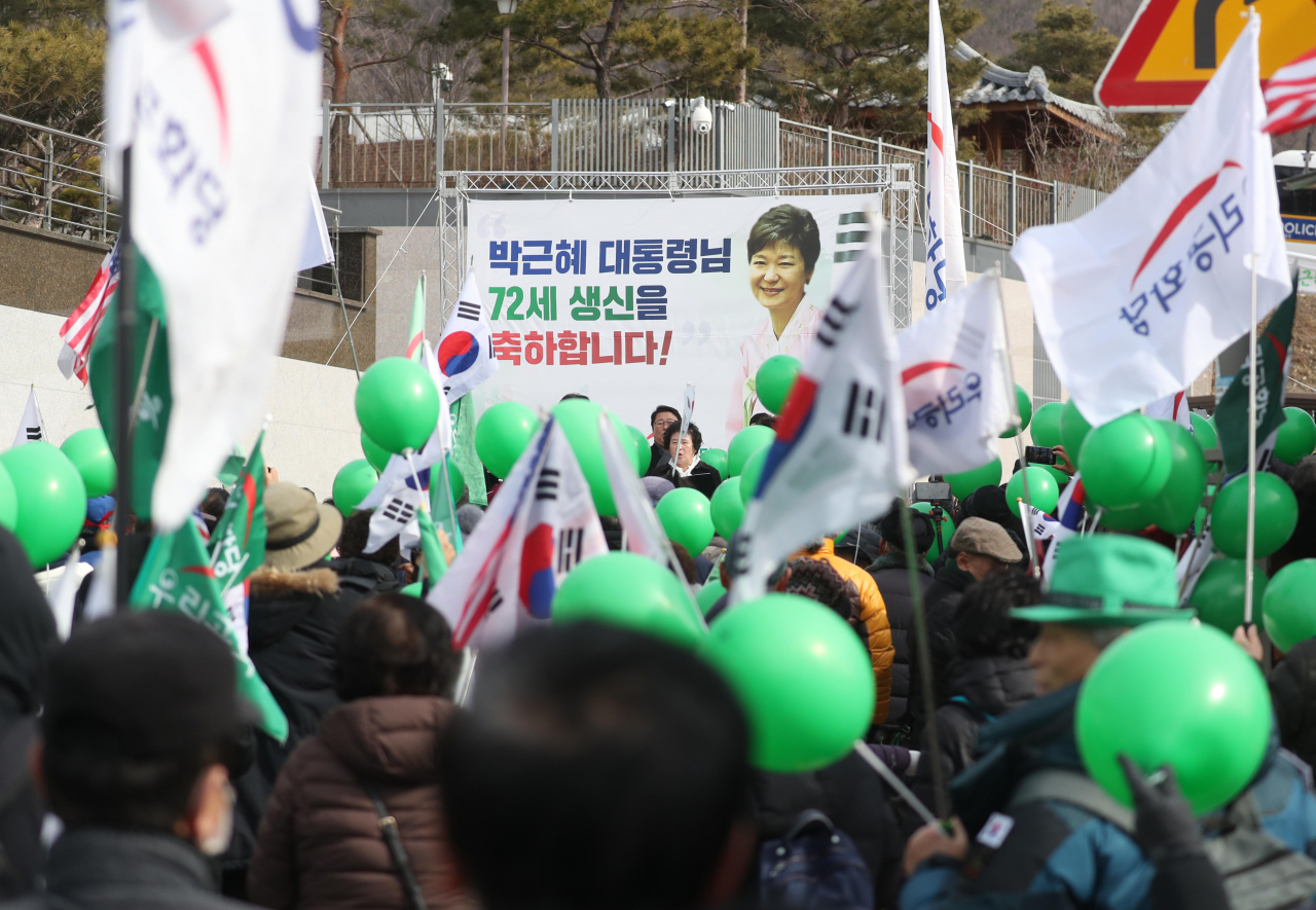 2月2日，数百粉丝在朴槿惠私宅前举行庆生活动。（韩联社）