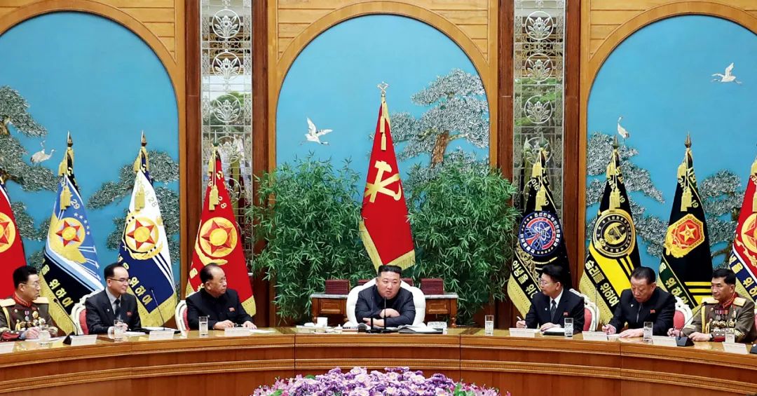 2月6日， 在朝鲜劳动党中央军事委员会扩大会议上，在金正恩（中）座位后方，正中是劳动党党旗，党旗右侧第一面旗帜即为导弹总局旗帜。图/澎湃影像