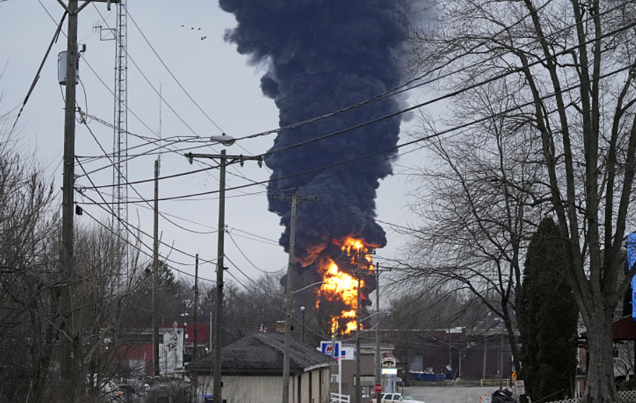 一列运载危险化学品的火车2月3日在美国俄亥俄州脱轨起火，城市上空升起黑烟。