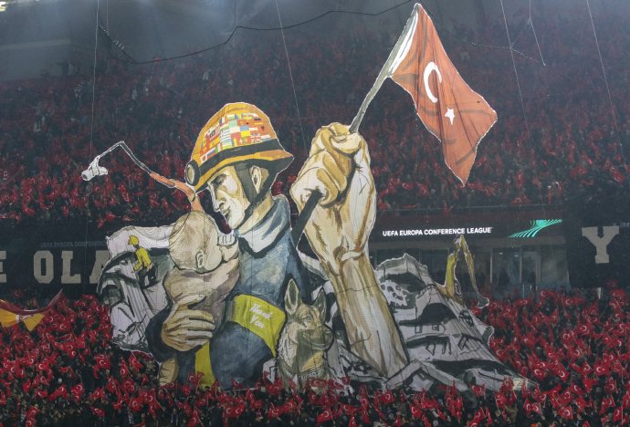 感谢各国救援队驰援，土耳其球迷拉起巨型“TIFO”