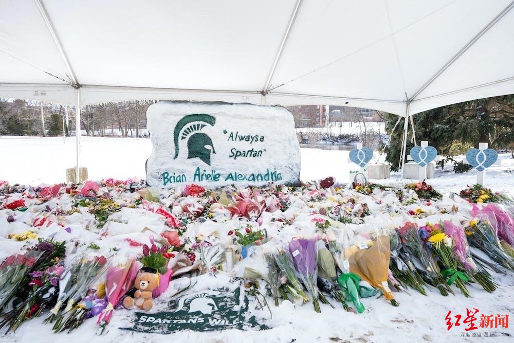 人们献上鲜花，以纪念丧生的三名学生