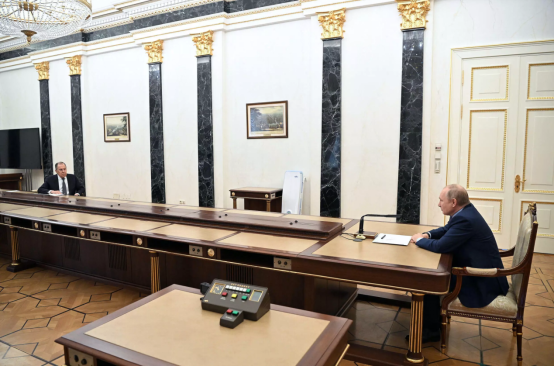 俄罗斯总统普京（右）会见拉夫罗夫。图源：外媒