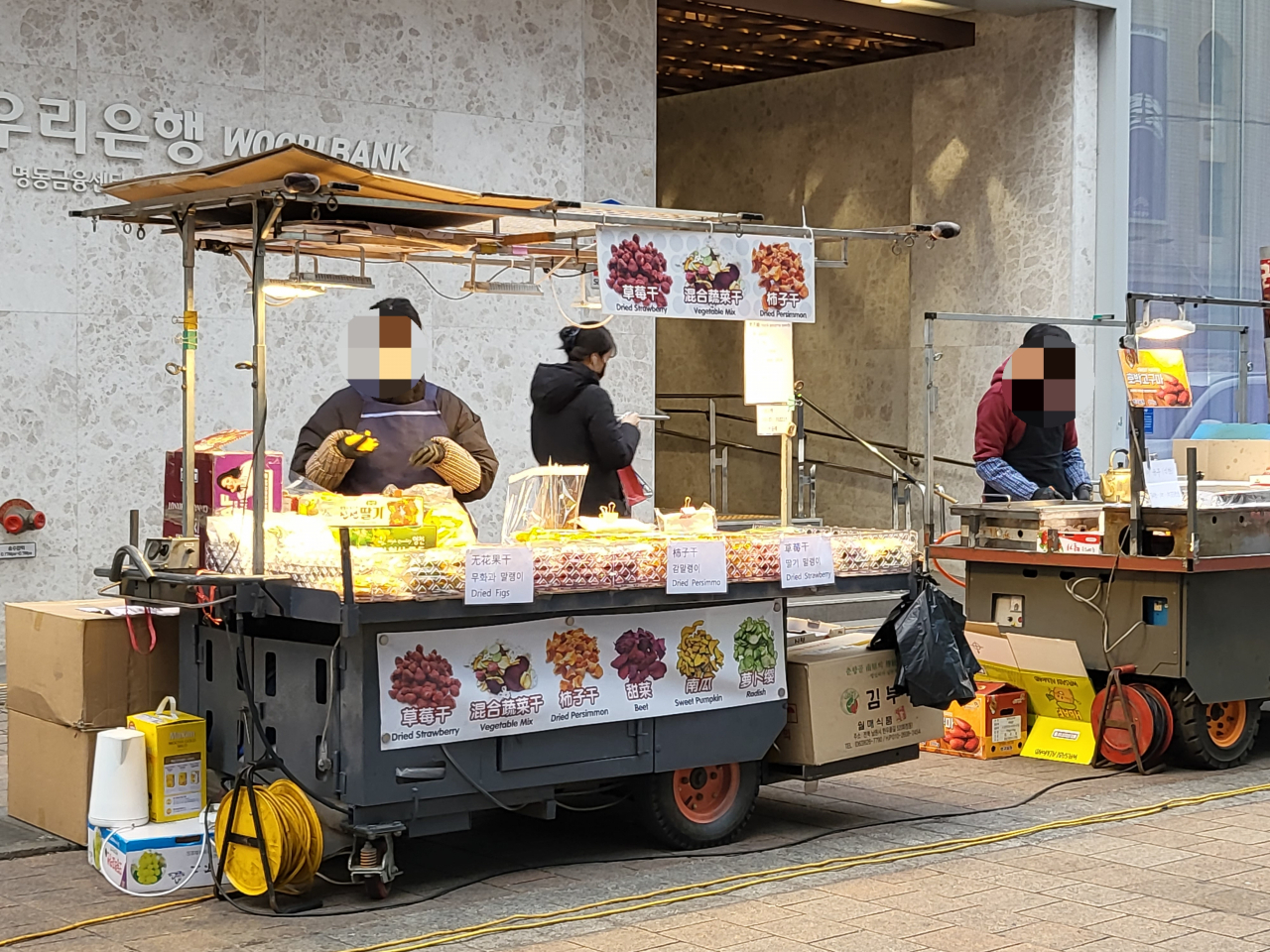 2月13日，首尔明洞商家打出中英韩招牌，招揽顾客。（《先驱经济》）