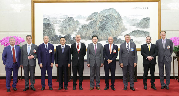 2023年3月25日下午，国务委员兼外长秦刚在北京集体会见来访的美国友好团体和工商界人士。