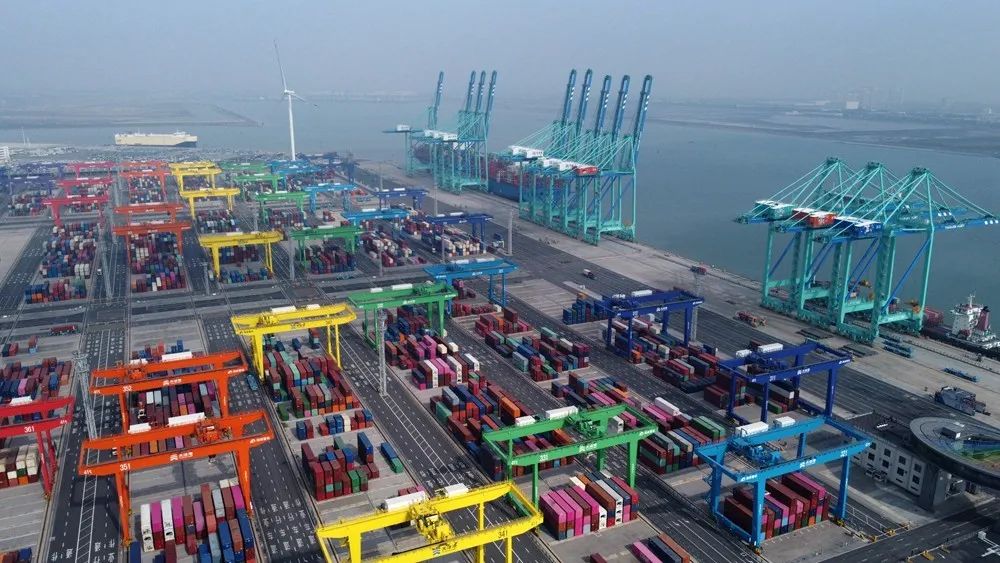 天津港“智慧零碳”码头 图片来源：新华社