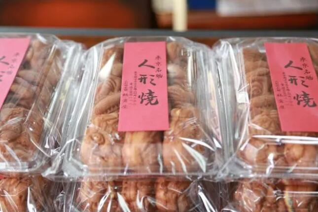 这是日本东京一间“人形烧”商铺，传统的“人形烧”以面粉、鸡蛋、糖为基础原料烘烤制成，中间填充红豆沙馅料，外观多为象征吉祥好运的“七福神”式样。新华社发（姜雨岑摄）