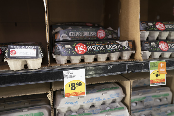 1月7日在美国加利福尼亚州米尔布雷一家超市拍摄的鸡蛋。新华社发（李建国摄）