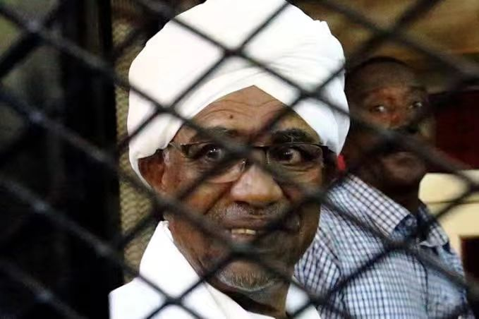 △苏丹前总统巴希尔被推翻后，因涉嫌贪污等罪名在法庭受审