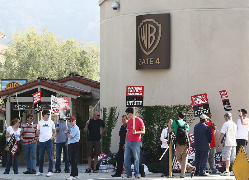 好莱坞编剧投票批准全行业罢工 要求获得更公平报酬