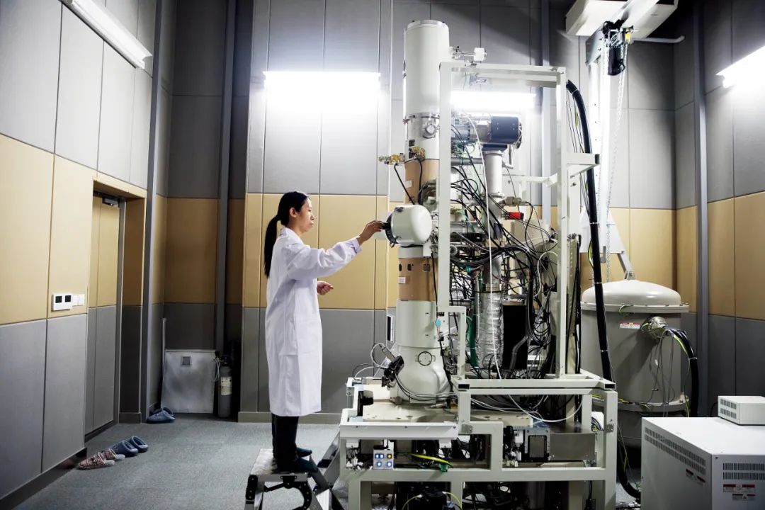 2021年5月24日，中国科学院物理研究所北京怀柔园区综合极端条件实验装置超快电镜实验室内，科研人员在调试设备。图/新华