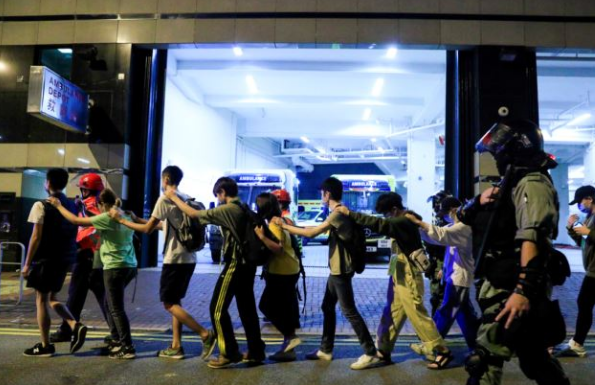 暴徒排队“自首”，离开香港理工大学（来源：路透社）