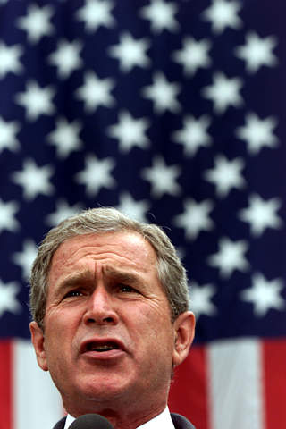图为小布什在俄亥俄州的一次竞选集会上发表演说