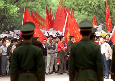 圖文首都大學生使館前抗議北約暴行