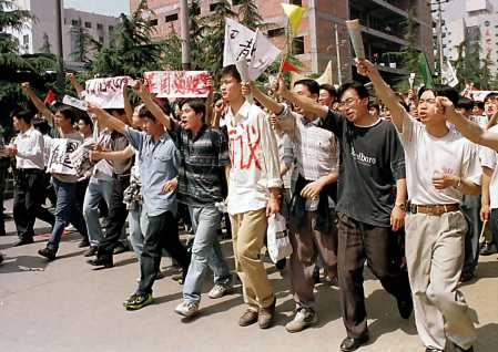 5月9日,在成都有近10萬市民參加了抗議北約轟炸我駐南大使館的示 威