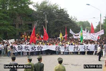 新闻中心 国际新闻 新浪网 新闻报道 图文:首都大学生示威游行